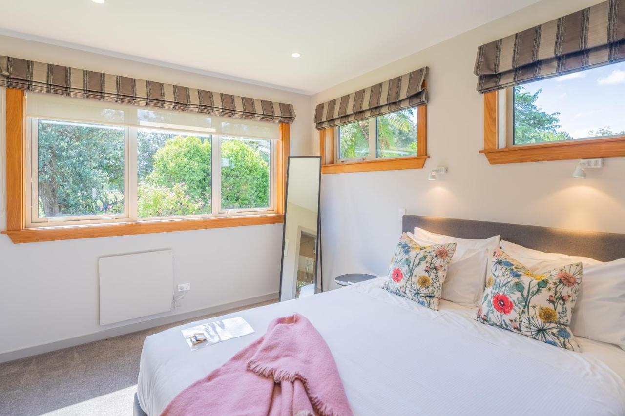 Anam Cara Gardens Luxury Villa Private Bedrooms And Ensuite Bathrooms Sleeps 9 Otaki Exterior photo
